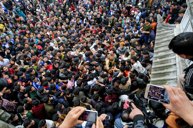 Vĩnh Phúc: Chen lấn cướp chiếu cói ở lễ hội 'Đúc Bụt' đầu năm ảnh 15