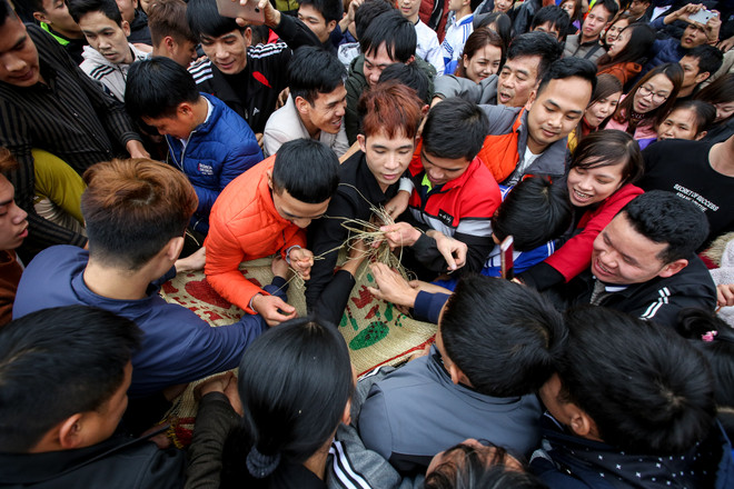 Vĩnh Phúc: Chen lấn cướp chiếu cói ở lễ hội 'Đúc Bụt' đầu năm ảnh 14