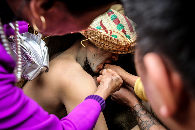 Vĩnh Phúc: Chen lấn cướp chiếu cói ở lễ hội 'Đúc Bụt' đầu năm ảnh 11