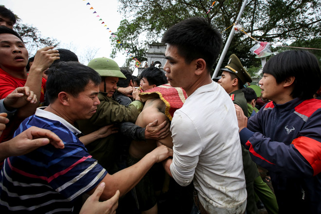 Vĩnh Phúc: Chen lấn cướp chiếu cói ở lễ hội 'Đúc Bụt' đầu năm ảnh 9