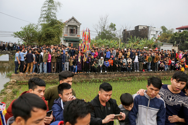 Vĩnh Phúc: Chen lấn cướp chiếu cói ở lễ hội 'Đúc Bụt' đầu năm ảnh 6