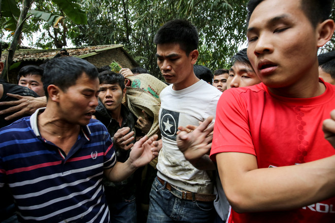 Vĩnh Phúc: Chen lấn cướp chiếu cói ở lễ hội 'Đúc Bụt' đầu năm ảnh 7