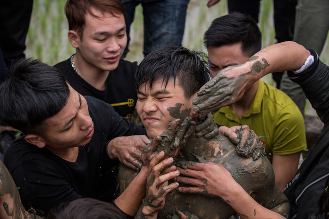 Vĩnh Phúc: Chen lấn cướp chiếu cói ở lễ hội 'Đúc Bụt' đầu năm ảnh 5