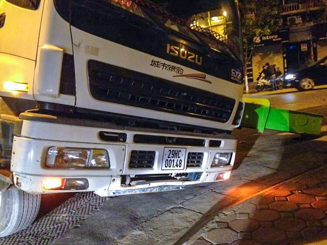 Hà Nội: Xe bê tông bất ngờ đổ nghiêng giữa đêm suýt va vào nhà dân ảnh 3