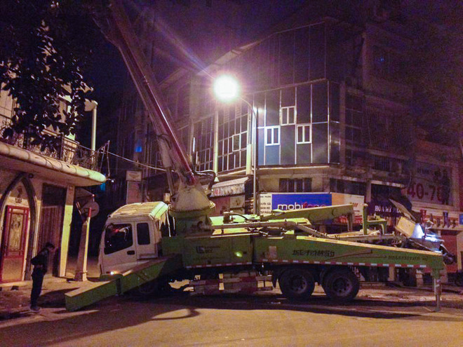 Hà Nội: Xe bê tông bất ngờ đổ nghiêng giữa đêm suýt va vào nhà dân ảnh 1