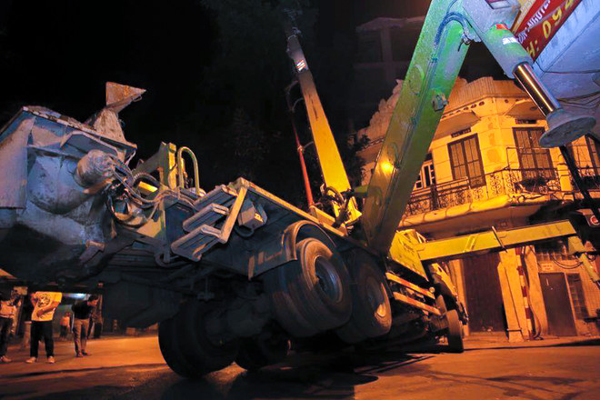 Hà Nội: Xe bê tông bất ngờ đổ nghiêng giữa đêm suýt va vào nhà dân ảnh 5