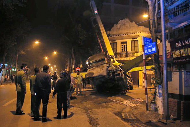 Hà Nội: Xe bê tông bất ngờ đổ nghiêng giữa đêm suýt va vào nhà dân ảnh 4