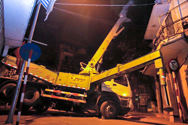 Hà Nội: Xe bê tông bất ngờ đổ nghiêng giữa đêm suýt va vào nhà dân ảnh 2