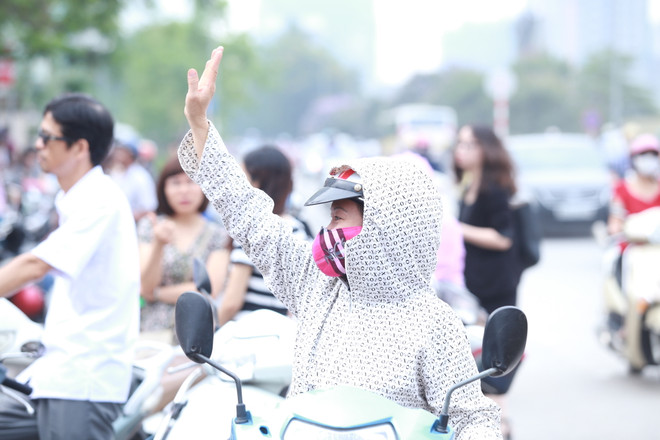 Thí sinh hốt hoảng khi không được vào thi vì mặc quần short ảnh 13