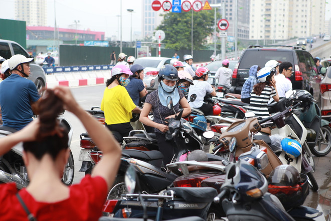 Thí sinh hốt hoảng khi không được vào thi vì mặc quần short ảnh 4