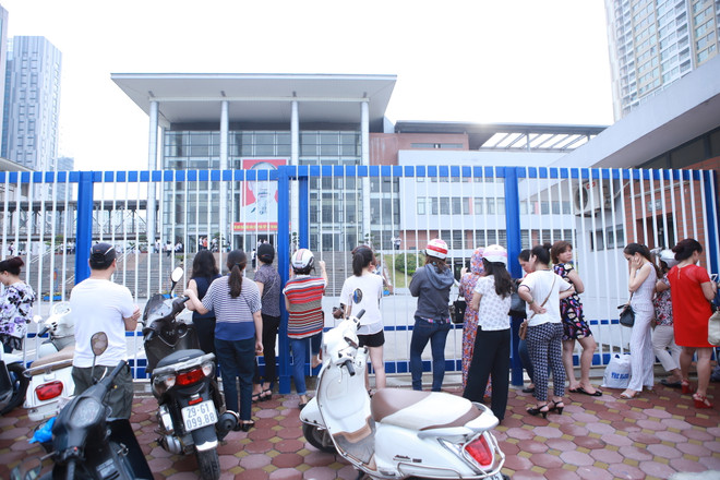 Thí sinh hốt hoảng khi không được vào thi vì mặc quần short ảnh 9