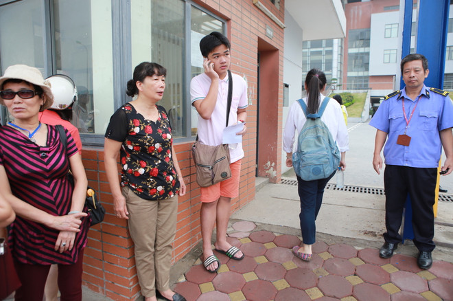 Thí sinh hốt hoảng khi không được vào thi vì mặc quần short ảnh 2