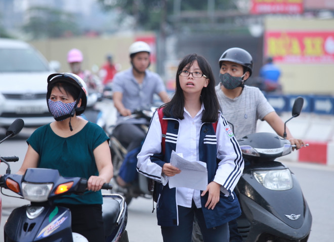 Thí sinh hốt hoảng khi không được vào thi vì mặc quần short ảnh 11