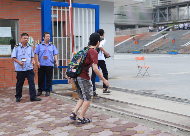 Thí sinh hốt hoảng khi không được vào thi vì mặc quần short ảnh 7