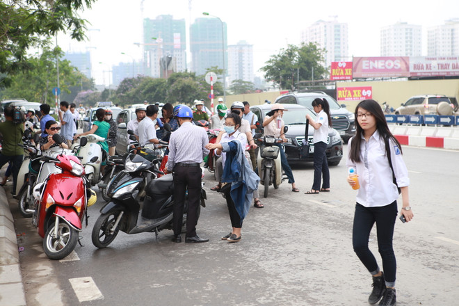 Thí sinh hốt hoảng khi không được vào thi vì mặc quần short ảnh 5