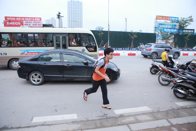 Thí sinh hốt hoảng khi không được vào thi vì mặc quần short ảnh 12