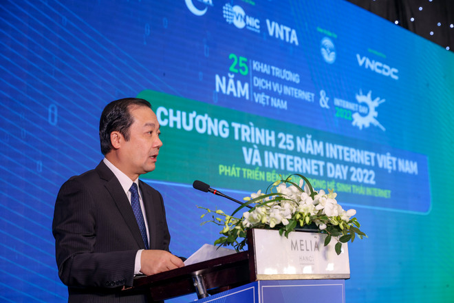 Thứ trưởng Bộ Thông tin và Truyền thông Phạm Đức Long chia sẻ về thành tự Internet Việt Nam sau 25 năm. (Ảnh: Minh Sơn/Vietnam+) Internet là thành tố quan trọng của chuyển đổi số tại Việt Nam ảnh 1
