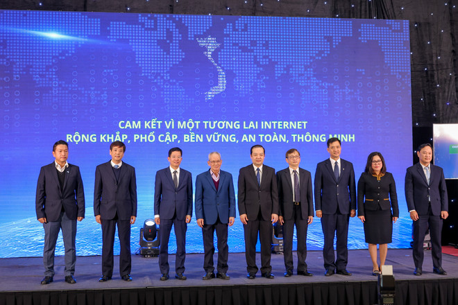 Lãnh đạo Bộ Thông tin và Truyền thông, Hiệp hội Internet và các doanh nghiệp viễn thông cam kết vì một tương lai Internet phát triển tại Việt Nam. (Ảnh: Minh Sơn/Vietnam+) Internet là thành tố quan trọng của chuyển đổi số tại Việt Nam ảnh 3
