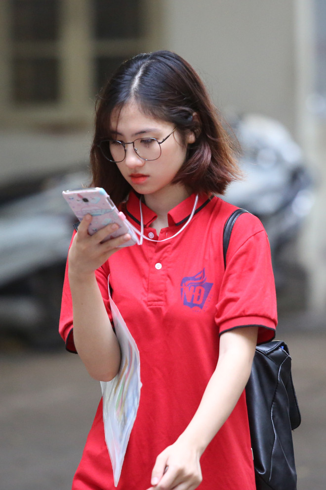 Bạn Ngọc Diệp, một cựu học sinh trường Việt Đức. (Ảnh: Minh Sơn/Vietnam+) Ngắm những nữ sinh xinh đẹp trong kỳ thi THPT Quốc gia 2017 ảnh 3
