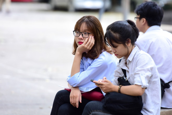 Một nữ sinh tỏ ra lo lắng trước môn thi đầu tiên. (Ảnh: Minh Sơn/Vietnam+) Ngắm những nữ sinh xinh đẹp trong kỳ thi THPT Quốc gia 2017 ảnh 4