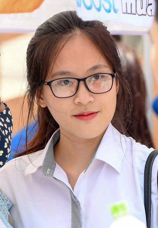 (Ảnh: Minh Sơn/Vietnam+) Ngắm những nữ sinh xinh đẹp trong kỳ thi THPT Quốc gia 2017 ảnh 12