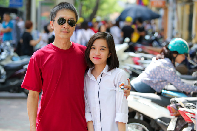 Bạn gái đầy e lẹ khi chụp ảnh cùng bố mình sau môn thi Ngữ Văn. (Ảnh: Minh Sơn/Vietnam+) Ngắm những nữ sinh xinh đẹp trong kỳ thi THPT Quốc gia 2017 ảnh 10