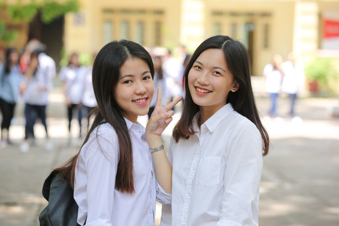 Hai bạn Hà Minh Thư và Võ Thảo Hiền đầy rạng rỡ sau môn thi cuối cùng. (Ảnh: Minh Sơn/Vietnam+) Ngắm những nữ sinh xinh đẹp trong kỳ thi THPT Quốc gia 2017 ảnh 8