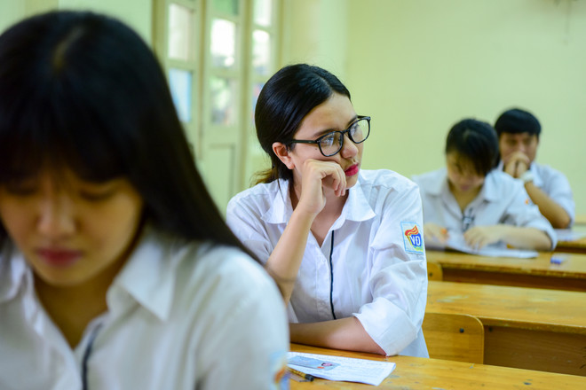Trước 'giờ G', nhiều nữ sinh tỏ ra lo lắng. (Ảnh: Minh Sơn/Vietnam+) Ngắm những nữ sinh xinh đẹp trong kỳ thi THPT Quốc gia 2017 ảnh 6