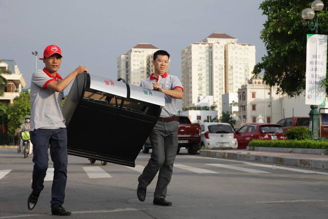 Cựu học sinh các trường Trung học phổ thông trên toàn Hà Nội đã cùng chung tay dọn dẹp rác thải nhân 'Tháng hành động vì môi trường'. (Ảnh: Phạm Quốc Dũng/Vietnam+) Hà Nội: Gần 1.000 học sinh THPT khóa 91-94 chung tay làm đẹp Hồ Tây ảnh 1