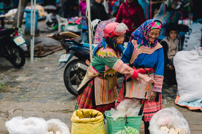 Chợ Bắc Hà nằm ngay trung tâm thị trấn. Đây vốn là nơi trao đổi, mua bán của bà con dân tộc thiểu số, chủ yếu là người dân tộc Mông, Dao đỏ từ khắp các bản làng xung quanh kéo về. (Ảnh: Minh Sơn/Vietnam+) Cuối tuần khám phá phiên chợ nguyên sơ ở vùng cao Bắc Hà ảnh 4