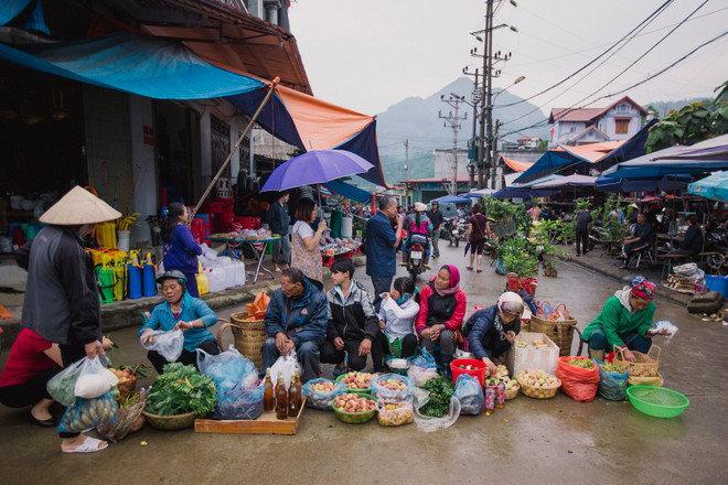 Đến đây người ta có thể tìm thấy bất kỳ vật dụng nào cần thiết cho cuộc sống của người dân tộc từ cuốc, xẻng tới đồ thổ cẩm hay thậm chí là trâu ngựa, được phân chia khá rõ ràng thành các khu chợ nhỏ hơn để dễ tìm kiếm. (Ảnh: Minh Sơn/Vietnam+) Cuối tuần khám phá phiên chợ nguyên sơ ở vùng cao Bắc Hà ảnh 9