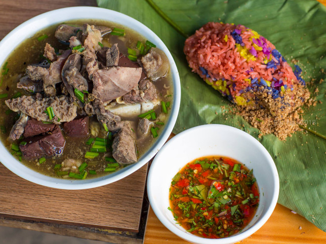 Thắng cố cũng là món ăn đặc sắc ở chợ phiên vùng cao. Theo truyền thống, thịt nấu thắng cố là thịt ngựa, nhưng ngày nay có nhiều biến tấu với thịt trâu, thịt lợn. Khi ăn, chảo vẫn để trên bếp đun, ăn đến đâu múc ra bát đến đó. (Ảnh: Minh Sơn/Vietnam+) Cuối tuần khám phá phiên chợ nguyên sơ ở vùng cao Bắc Hà ảnh 6