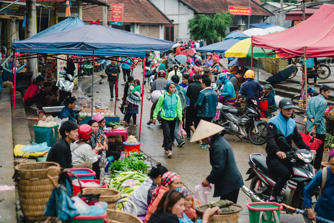 Chủ nhật nào cũng vậy, cứ sớm tinh mơ từng đoàn người lại kéo nhau về thị trấn Bắc Hà họp chợ. Đi chợ phiên đã trở thành một nét văn hóa đậm đà bản sắc dân tộc. (Ảnh: Minh Sơn/Vietnam+) Cuối tuần khám phá phiên chợ nguyên sơ ở vùng cao Bắc Hà ảnh 3