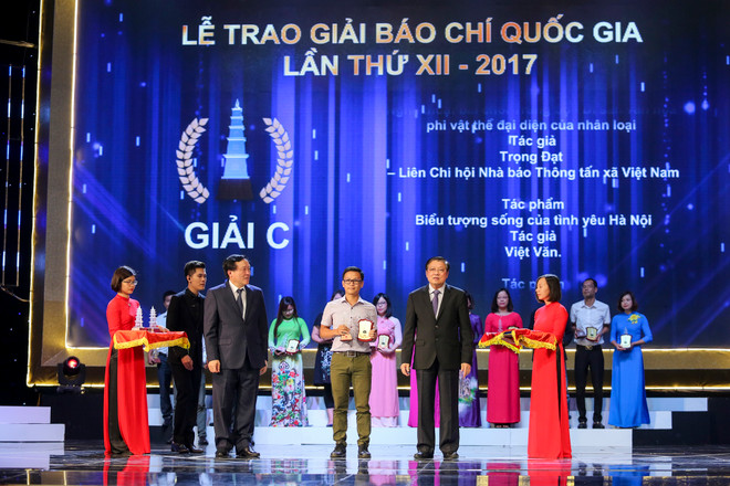 [Photo] Toàn cảnh lễ trao Giải Báo chí quốc gia 2017 ảnh 2