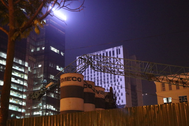 Hà Nội: Hai cần cẩu bất ngờ gãy đổ tại công trường ảnh 1