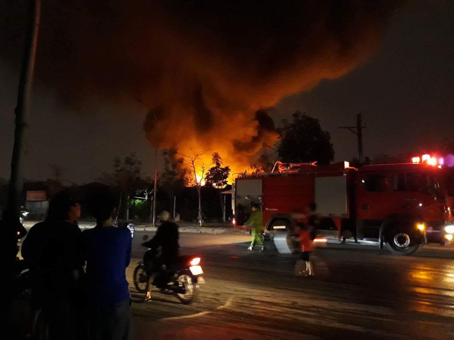 Hà Nội: Lại cháy lớn ở xưởng phế liệu tại làng Tân Triều ảnh 1