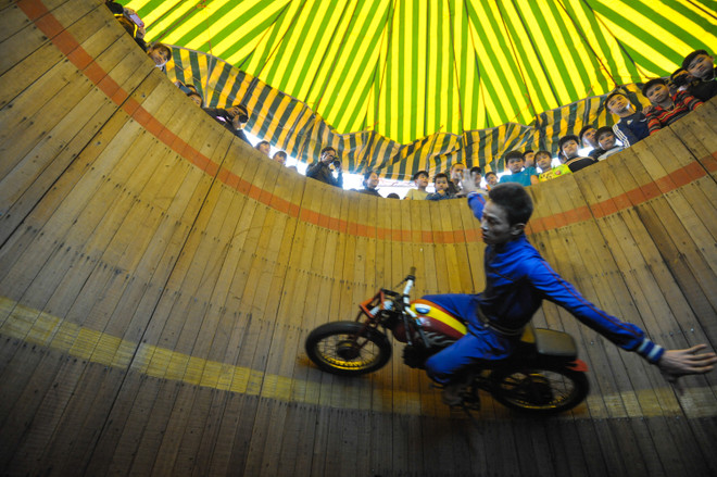 [Video] Thót tim với những màn nhào lộn của các nghệ sỹ môtô bay ảnh 1