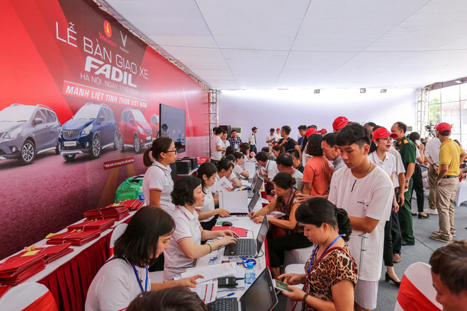 Các khách hàng đã xếp hàng từ sớm để nhận xe. (Ảnh: Minh Sơn/Vietnam+) Hàng trăm khách hàng nhận xe Fadil của VinFast tại Hà Nội ảnh 4