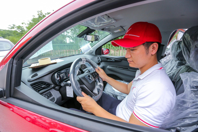 Các nhân viên kỹ thuật kiểm tra xe trước khi bàn giao cho khách. (Ảnh: Minh Sơn/Vietnam+) Hàng trăm khách hàng nhận xe Fadil của VinFast tại Hà Nội ảnh 5