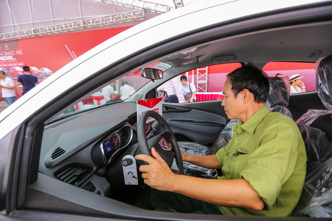 Ông Nguyễn Như Long (Xuân Đỉnh, Hà Nội) tỏ ra vui mừng khi là một trong những khách hàng đầu tiên nhận được xe sớm. (Ảnh: Minh Sơn/Vietnam+) Hàng trăm khách hàng nhận xe Fadil của VinFast tại Hà Nội ảnh 10
