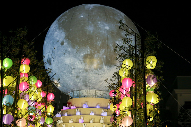 Dân Hà Nội đổ xô đi ngắm mặt trăng siêu khổng lồ dịp Trung thu ảnh 5