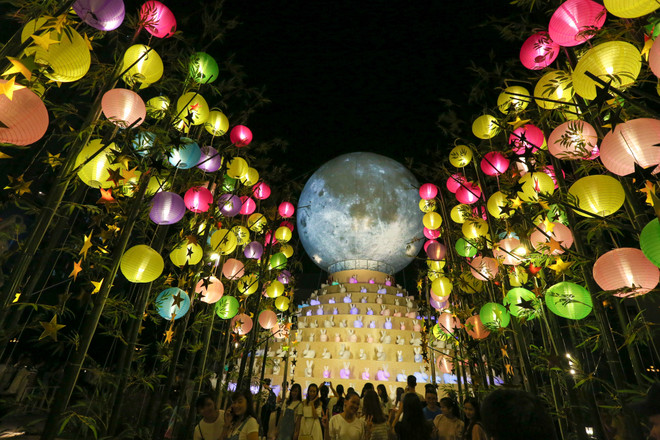 Dân Hà Nội đổ xô đi ngắm mặt trăng siêu khổng lồ dịp Trung thu ảnh 2