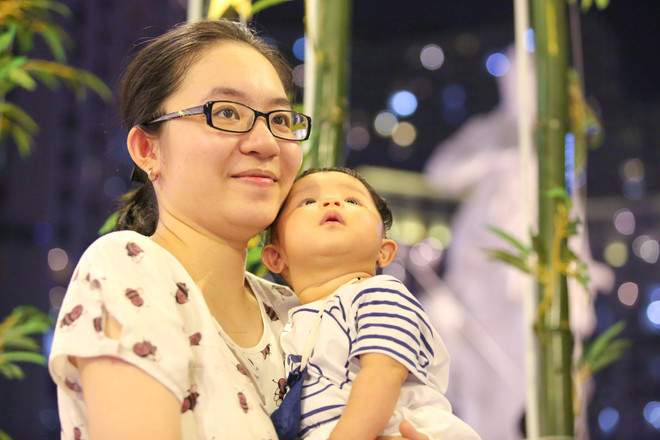 Dân Hà Nội đổ xô đi ngắm mặt trăng siêu khổng lồ dịp Trung thu ảnh 10