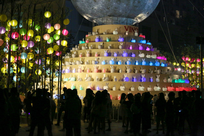 Dân Hà Nội đổ xô đi ngắm mặt trăng siêu khổng lồ dịp Trung thu ảnh 3