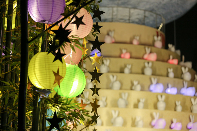 Dân Hà Nội đổ xô đi ngắm mặt trăng siêu khổng lồ dịp Trung thu ảnh 6