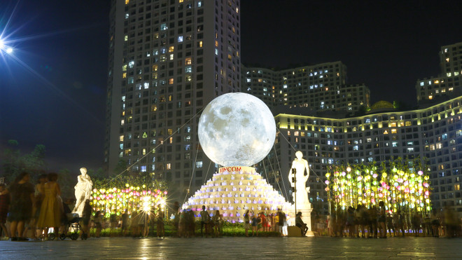 Dân Hà Nội đổ xô đi ngắm mặt trăng siêu khổng lồ dịp Trung thu ảnh 14