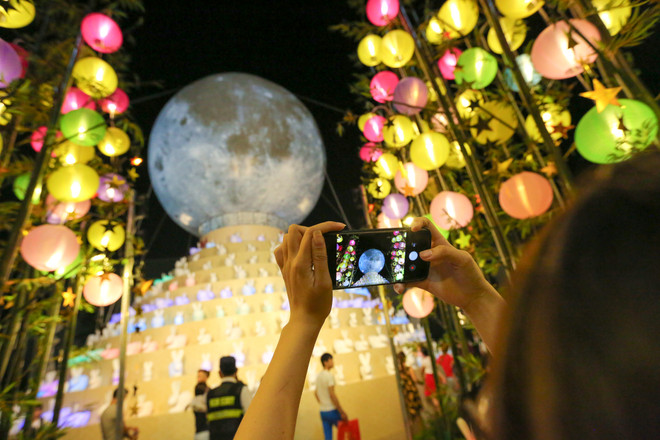 Dân Hà Nội đổ xô đi ngắm mặt trăng siêu khổng lồ dịp Trung thu ảnh 11