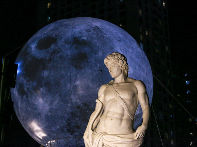 Dân Hà Nội đổ xô đi ngắm mặt trăng siêu khổng lồ dịp Trung thu ảnh 15