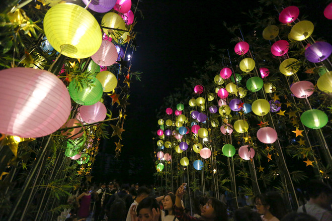 Dân Hà Nội đổ xô đi ngắm mặt trăng siêu khổng lồ dịp Trung thu ảnh 13