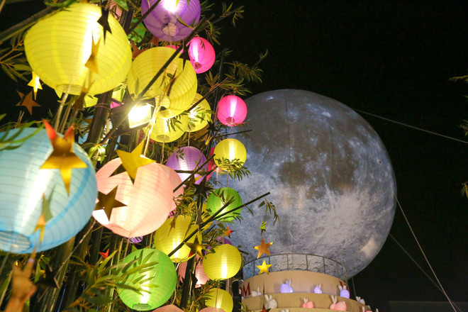 Dân Hà Nội đổ xô đi ngắm mặt trăng siêu khổng lồ dịp Trung thu ảnh 12